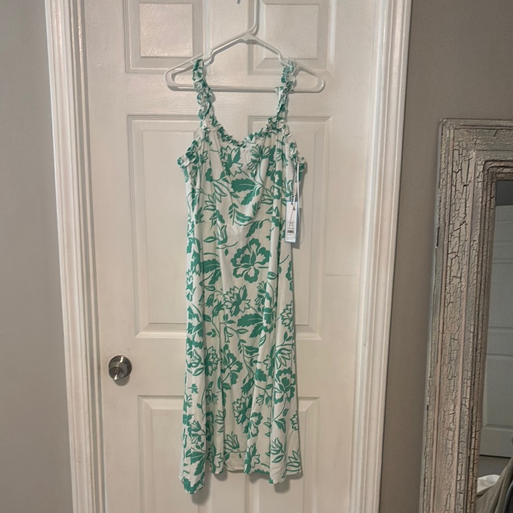 Draper James beautiful green and white floral dress. Perfect for summer wedding!